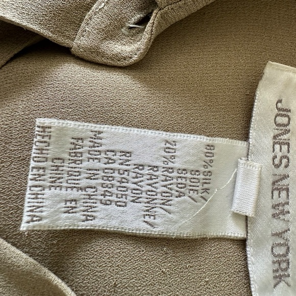 Jones New York womens short sleeve, silk blend top - Picture 2 of 2
